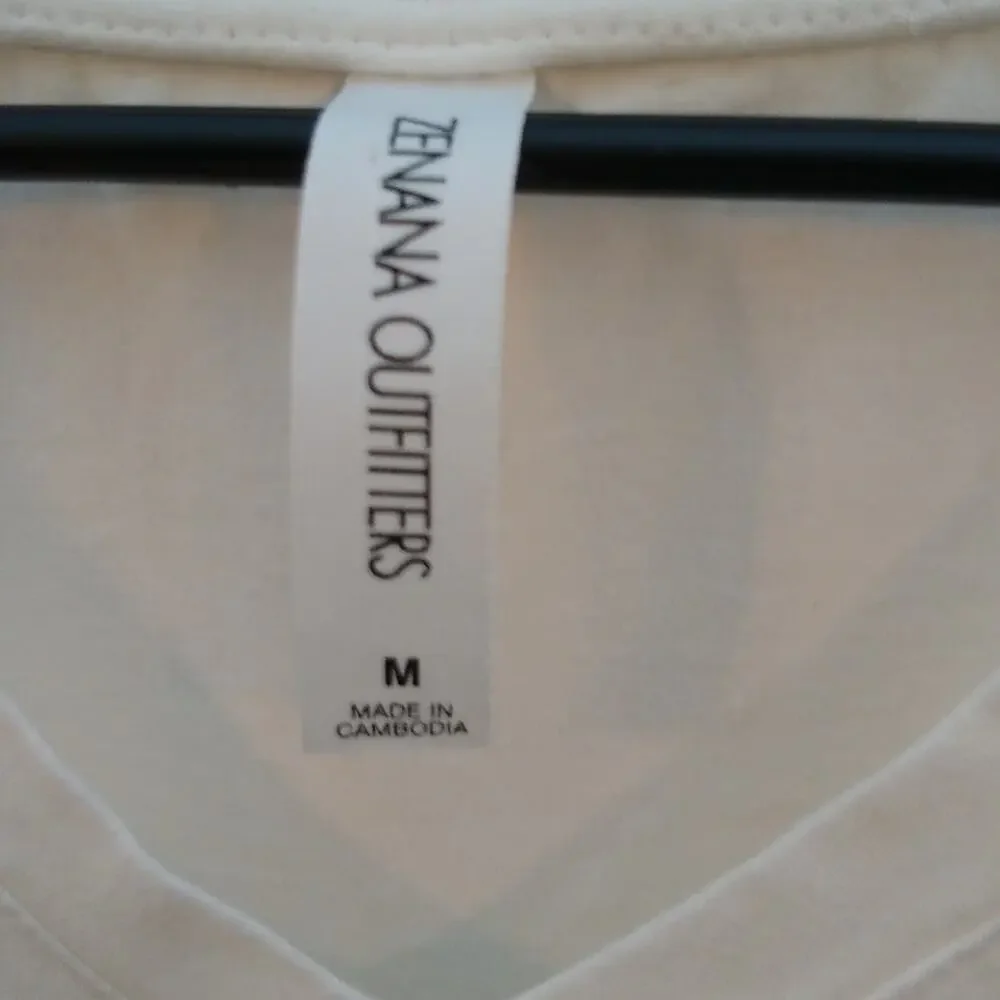 Zenana Outfitters women's size medium White T-shirt. Casual.